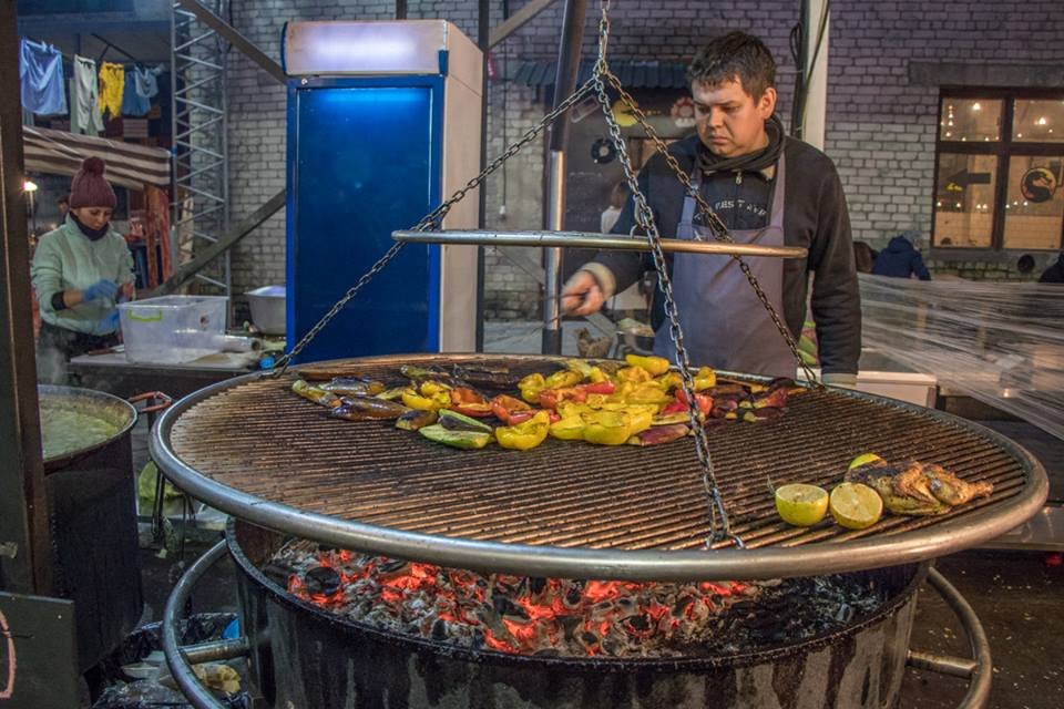 Мужчина готовит овощи на гриле Мужчина готовит овощи на гриле