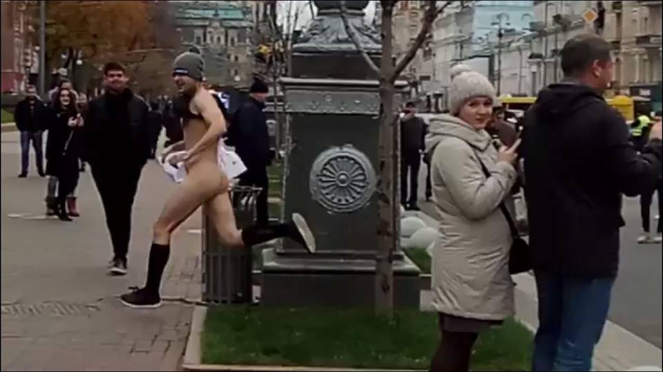 Из одежды на мужчине были лишь шапка и носки