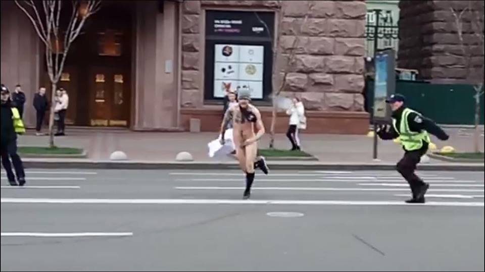 Нудист дразнил патрульных под аплодисменты прохожих