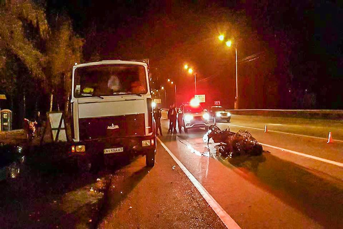 МАЗ был припаркован у обочины, когда в него врезался мотоцикл МАЗ был припаркован у обочины, когда в него врезался мотоцикл