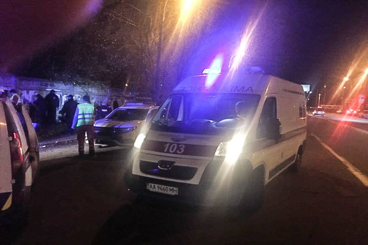 Полицейские задержали футбольных фанатов, которые устроили драку на улице. Одному из арестованных пришлось вызывать "скорую" 