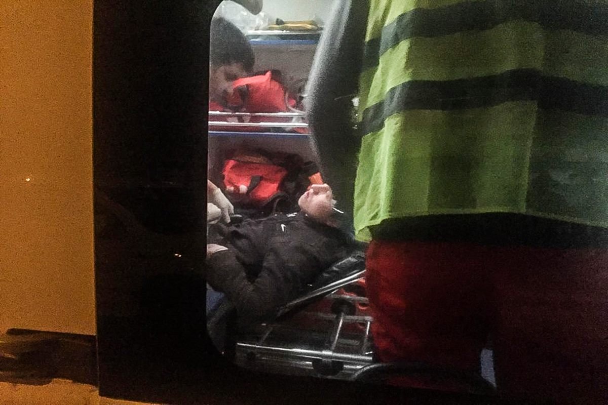 Один из задержанный потерял сознание. До приезда "скорой" первую помощь ему оказывали полицейские