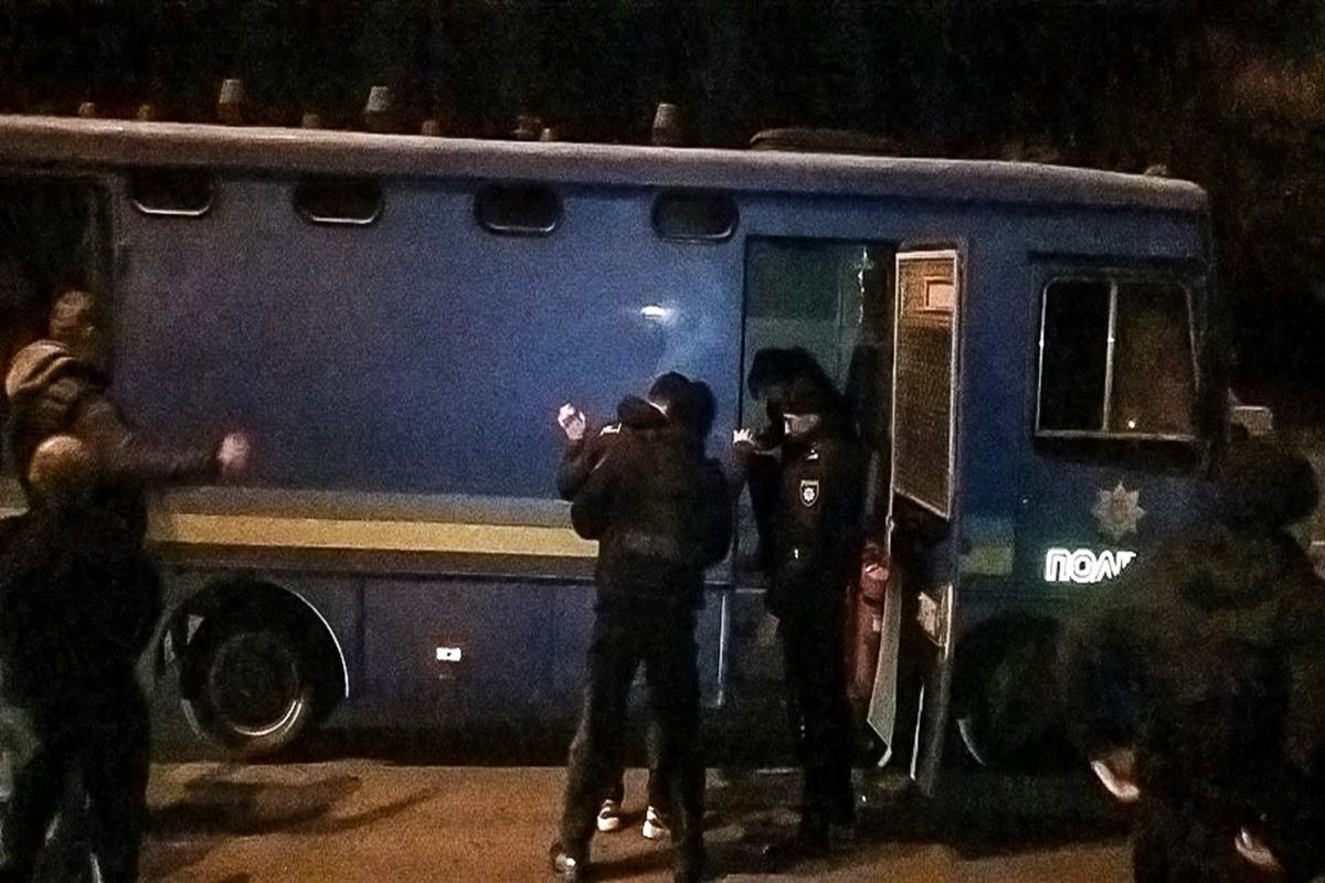 Всех молодых людей доставили в Голосеевский райотдел полиции 