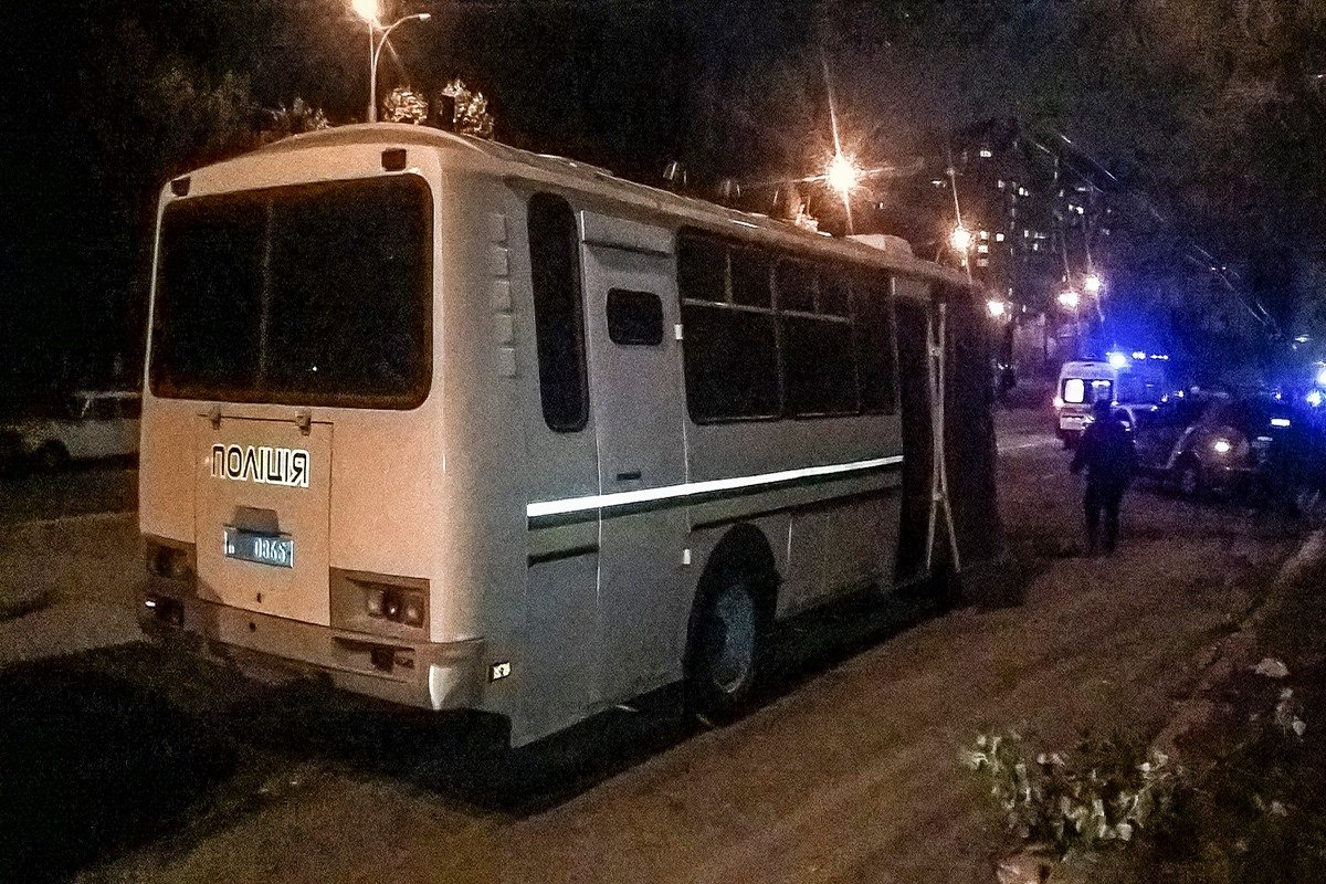 На месте работали несколько экипажей патрульных, сотрудники спецподразделения и Голосеевского управления полиции