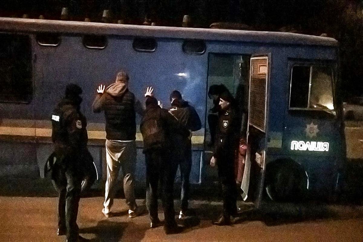 Задержанным предстоит дать объяснения о случившемся в отделении полиции. Информация о пострадавших выясняется 