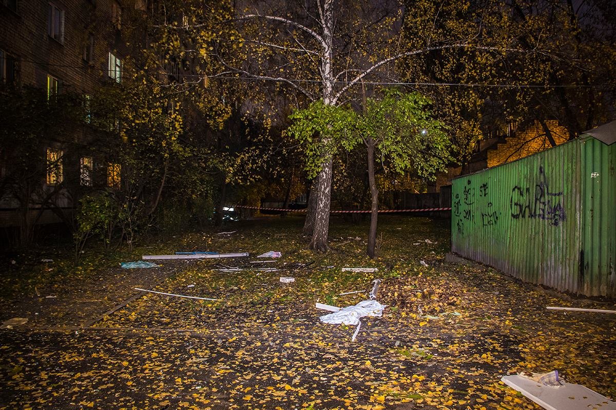 От сильного взрыва в доме вылетели стекла с 9 по 4 этажи От сильного взрыва в доме вылетели стекла с 9 по 4 этажи