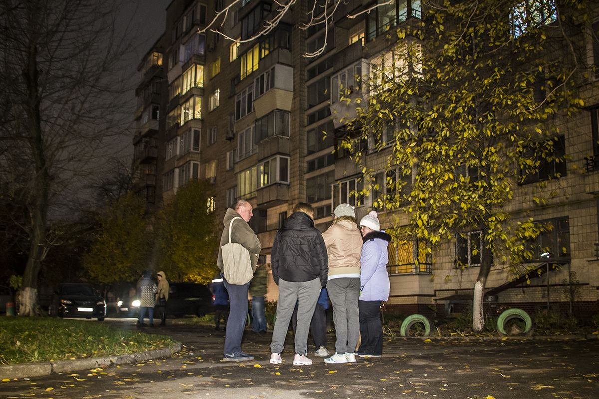 После случившегося перепуганные жильцы дома выбежали на улицу После случившегося перепуганные жильцы дома выбежали на улицу