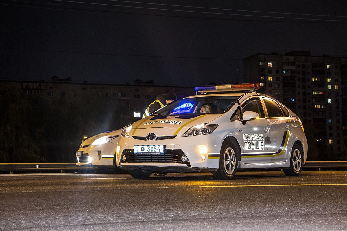 Патрульные выясняют все обстоятельства случившегося Патрульные выясняют все обстоятельства случившегося