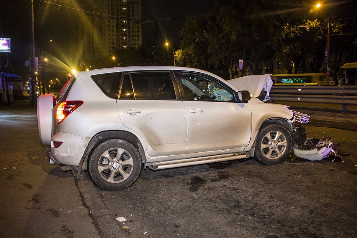 На улице Гната Хоткевича Toyota RAV4 врезалась в МАN На улице Гната Хоткевича Toyota RAV4 врезалась в МАN