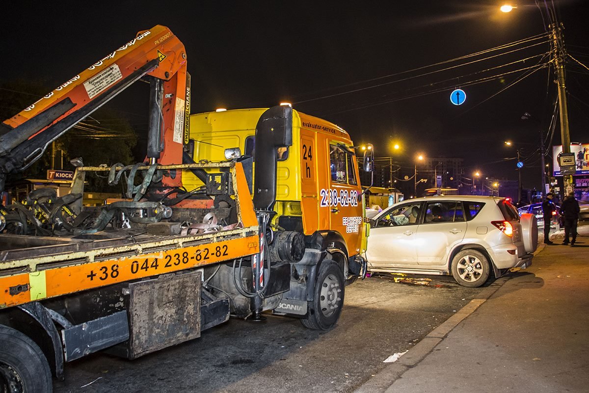 В машине также находились четверо несовершеннолетних пассажиров. Все они также были пьяны В машине также находились четверо несовершеннолетних пассажиров. Все они также были пьяны