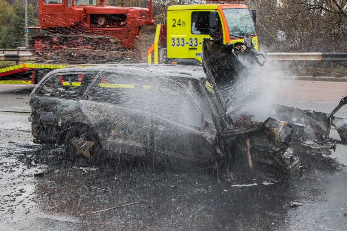 Прохожие успели вытащить водителя до возгорания в авто
