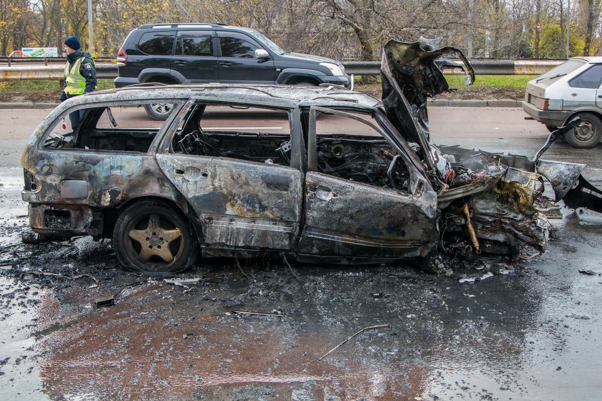 Причиной аварии могло стать лопнувшее колесо 