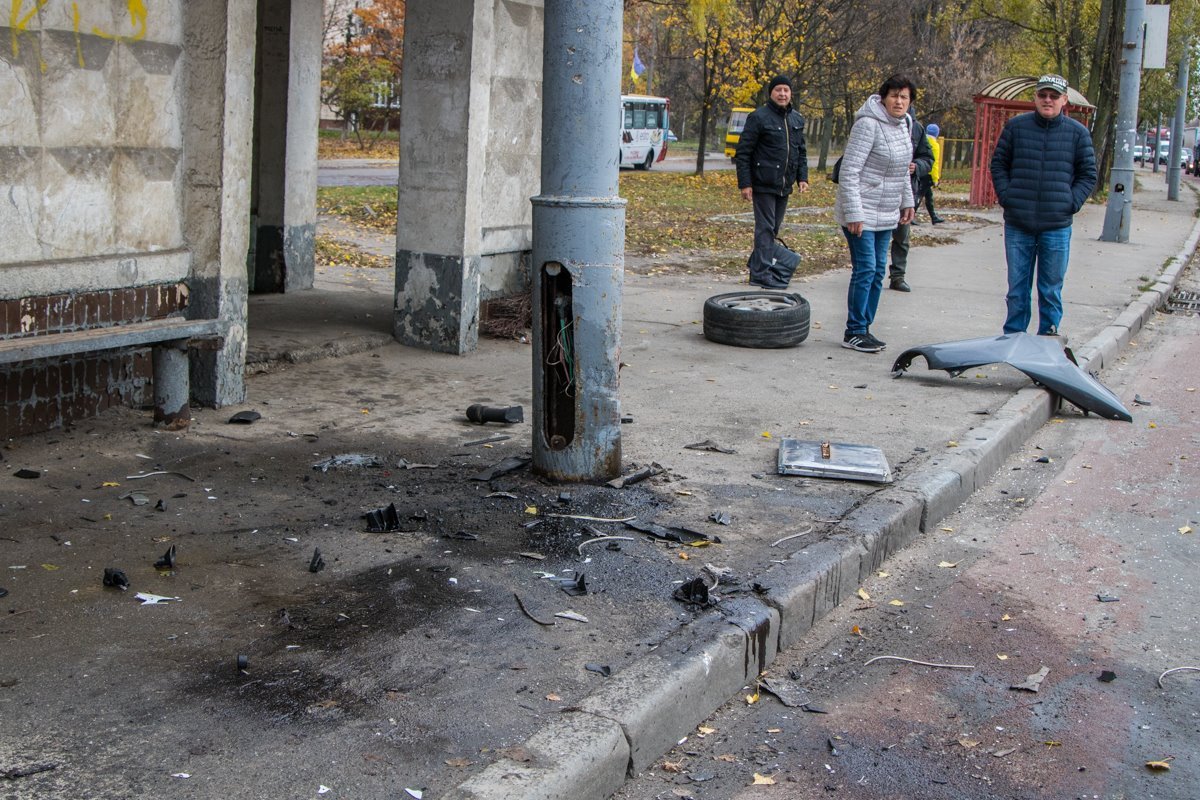 Авто влетело в столб на остановке общественного транспорта 