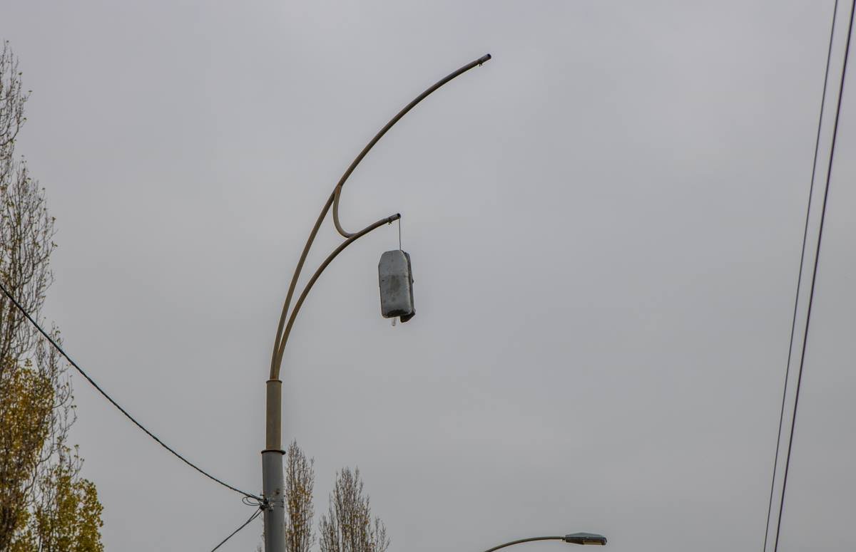 От удара повис фонарь