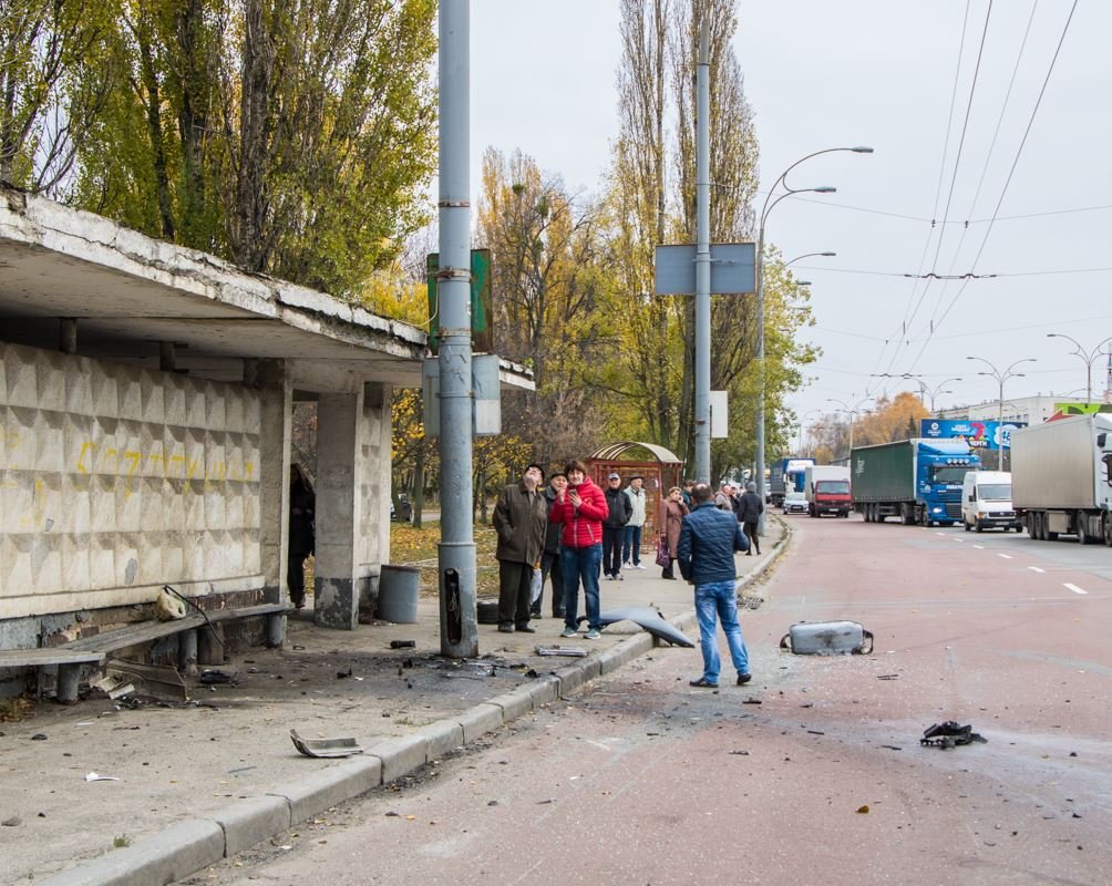 Люди, стоявшие на остановке, чудом не пострадали 