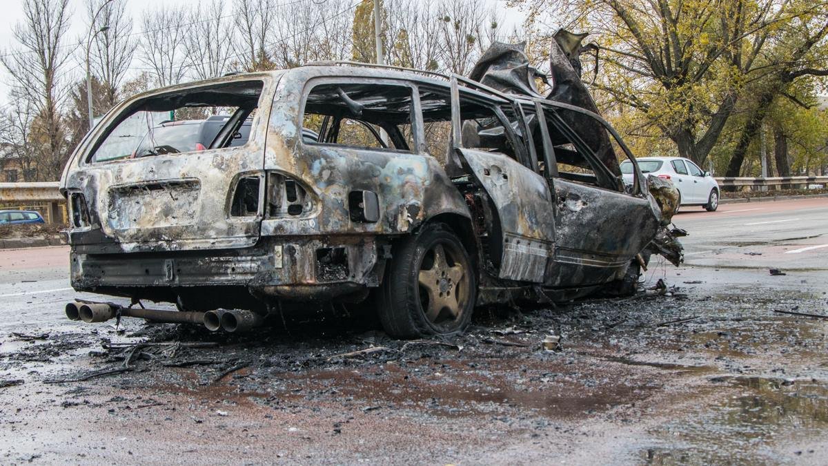 Авто загорелось с правой стороны