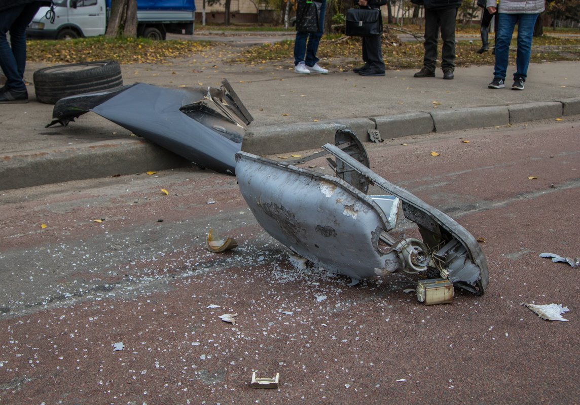 Части машины разлетелись по дороге