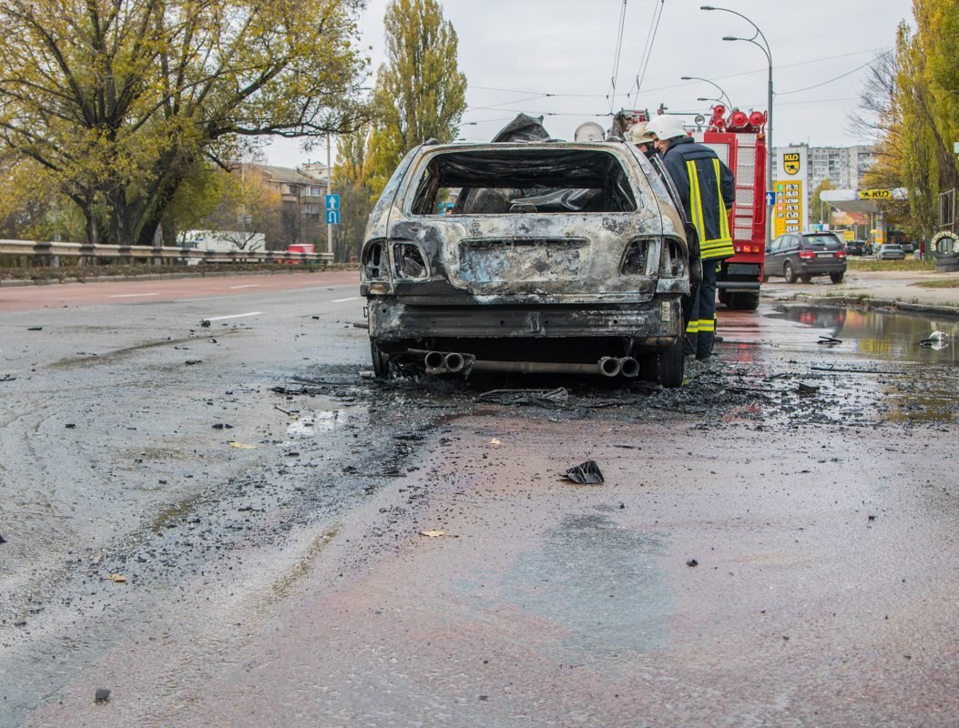 На дороге следы топлива от пострадавшего авто
