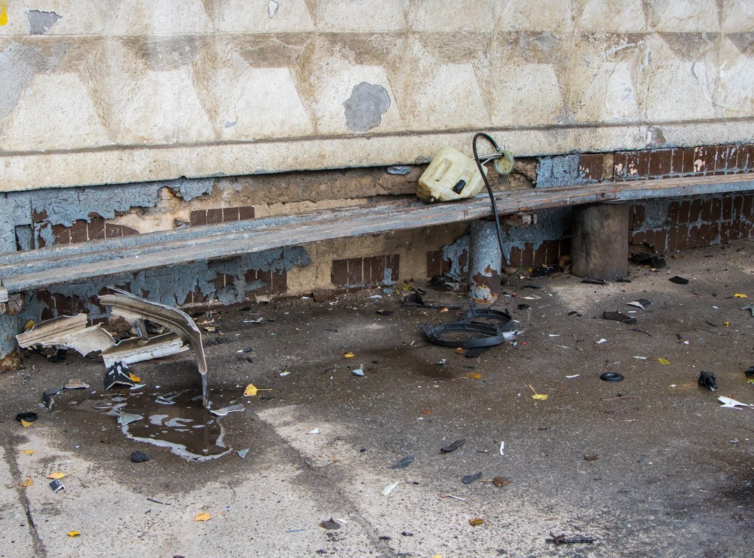 Некоторые части машины бросило на остановку