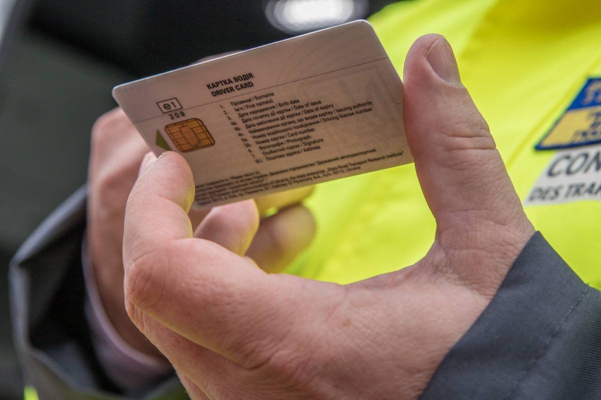 На таких карточках водители отмечают время езды, простоя и отдыха На таких карточках водители отмечают время езды, простоя и отдыха