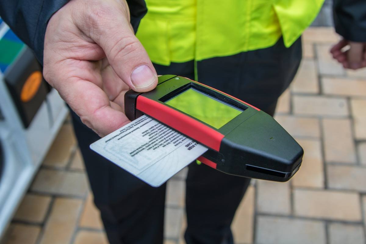 Новые приборы считывают информацию с карточки водителя мгновенно Новые приборы считывают информацию с карточки водителя мгновенно