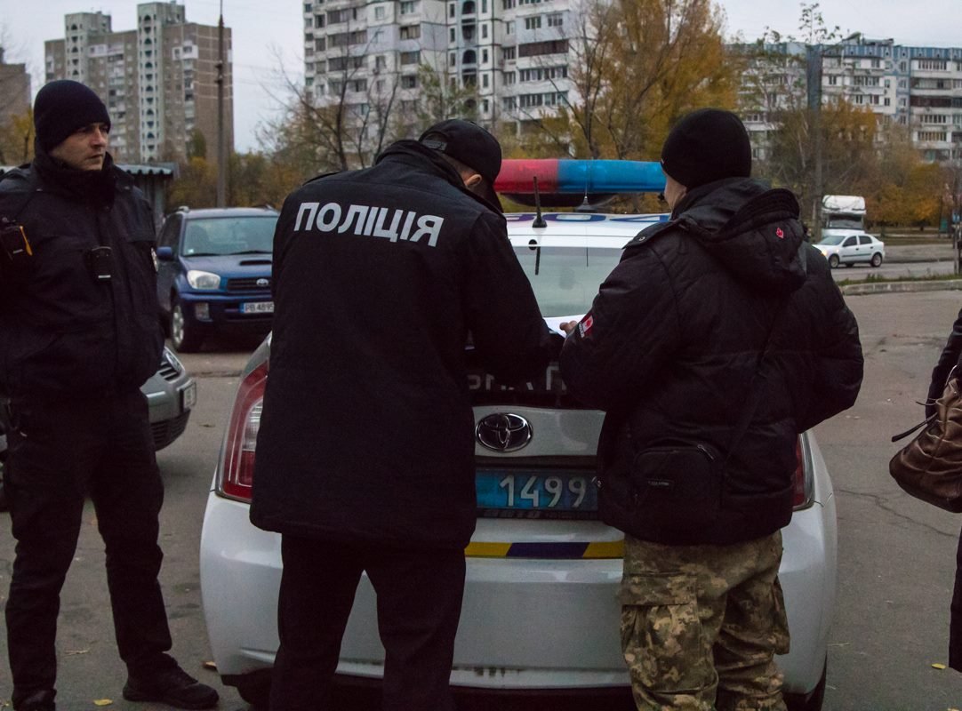 Полиция задержала хулигана возле районной прокуратуры Полиция задержала хулигана возле районной прокуратуры