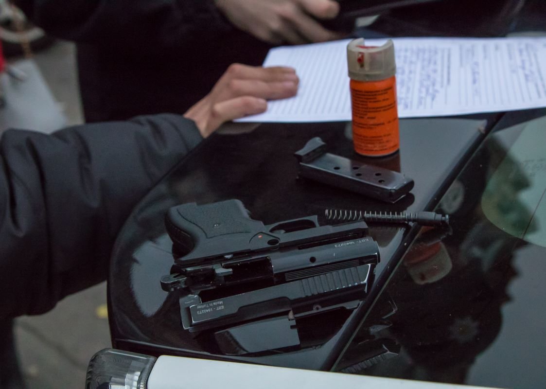 У нарушителя изъяли газовый балончик и пистолет У нарушителя изъяли газовый балончик и пистолет