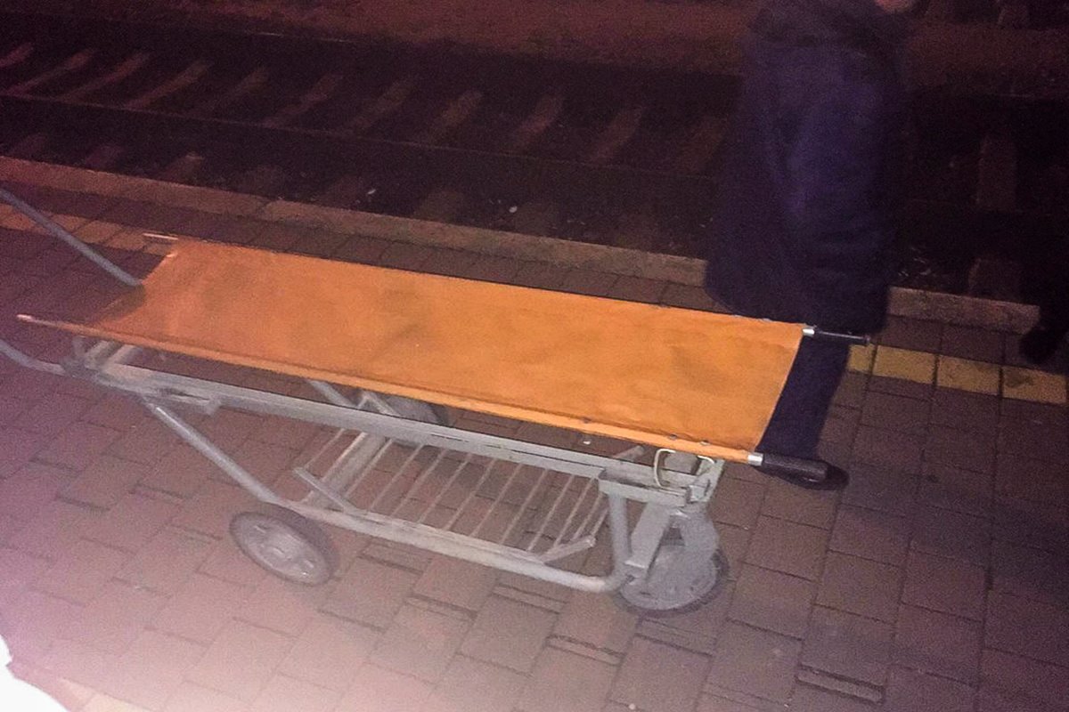 В поезде "Киев-Херсон" умер пассажир. Состав не успел отправиться с платформы. В поезде "Киев-Херсон" умер пассажир. Состав не успел отправиться с платформы.