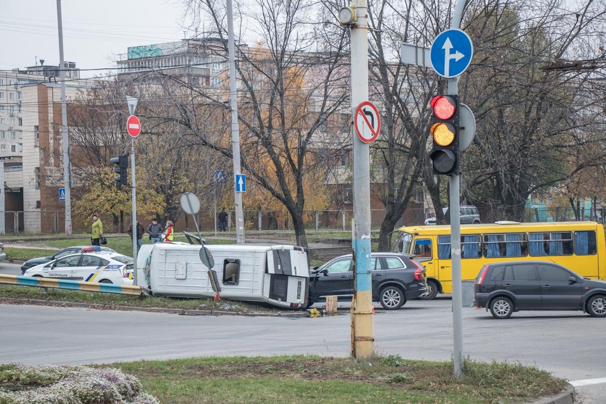 Чтобы повернуть на Героев Днепра, микроавтобус должен был уйти на разворот возле пивзавода 