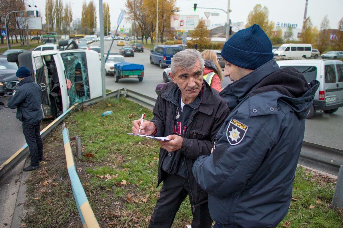 Водитель микроавтобуса объясняет полиции все обстоятельства