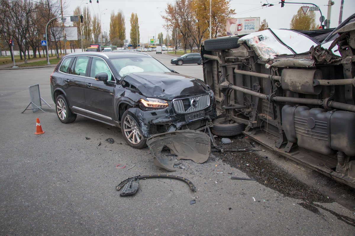Водитель Volvo не ожидал такого маневра Mercedes