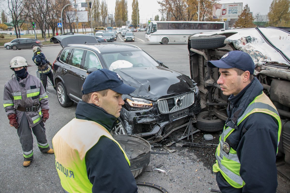Полиция выясняет обстоятельства ДТП