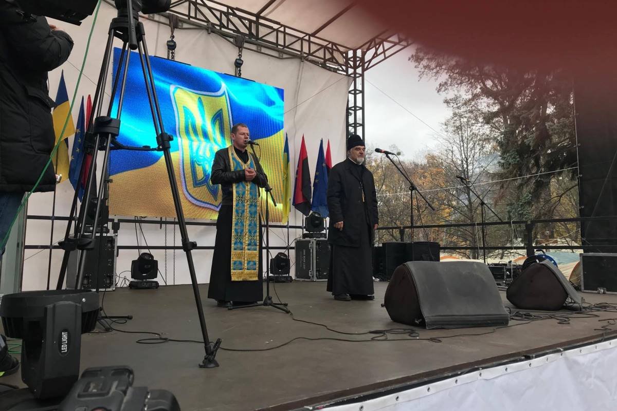 Митинг начался с молитвы