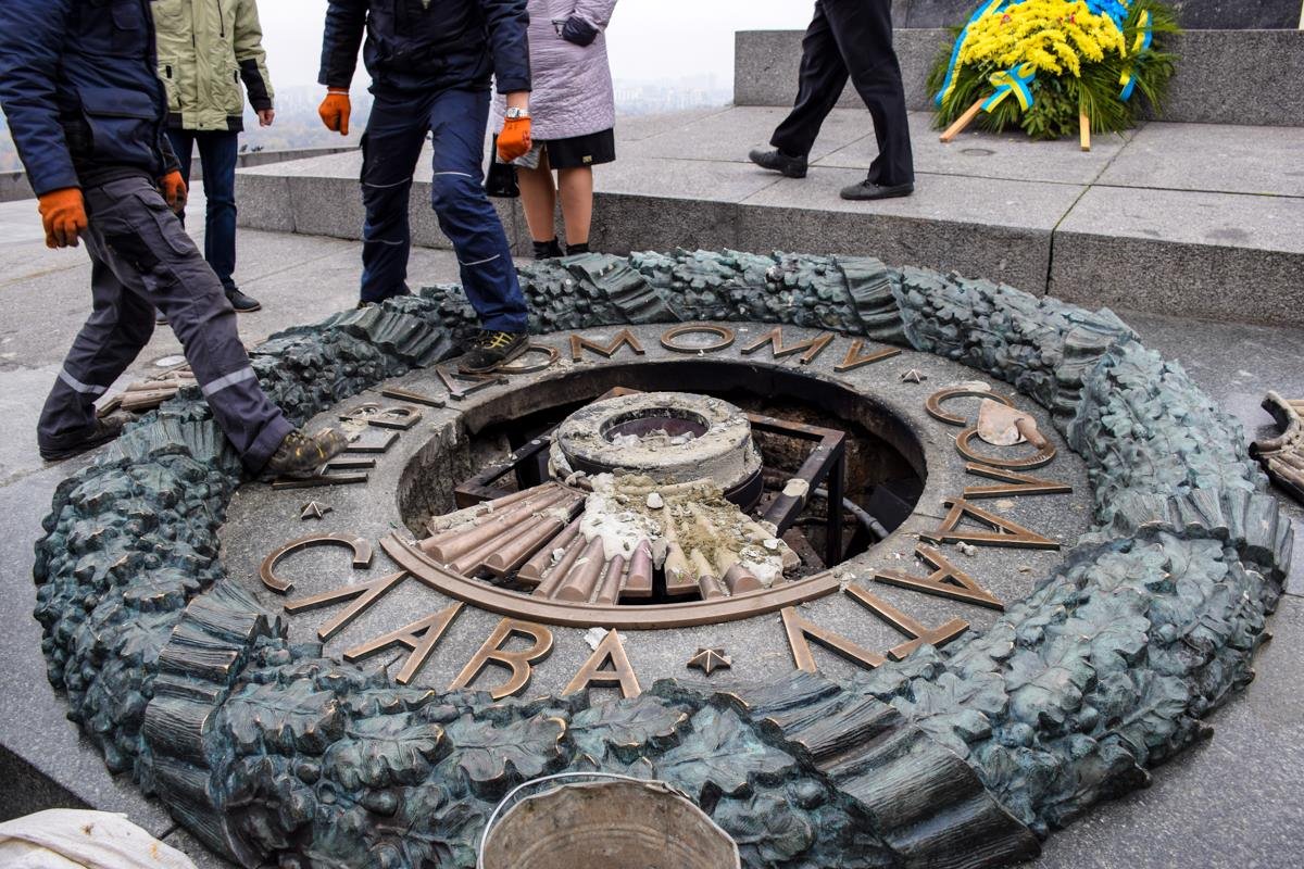 Вечный огонь погасили цементной смесью Вечный огонь погасили цементной смесью