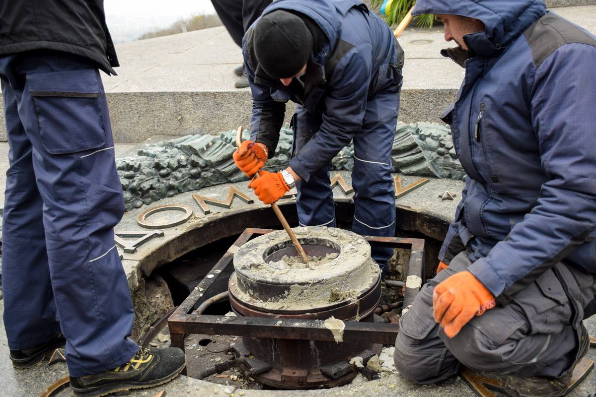 Памятник очищали газовщики Памятник очищали газовщики