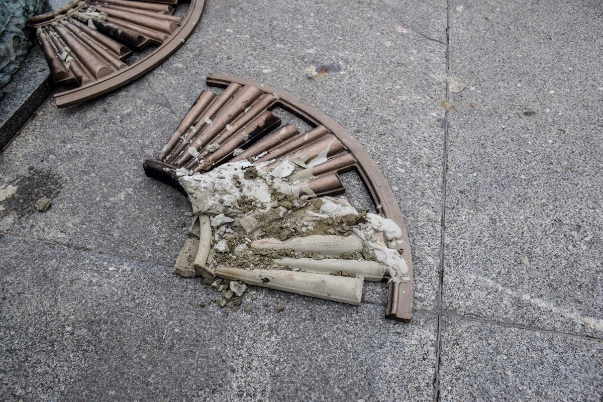 Для очистки памятника пришлось разбирать конструкцию Для очистки памятника пришлось разбирать конструкцию