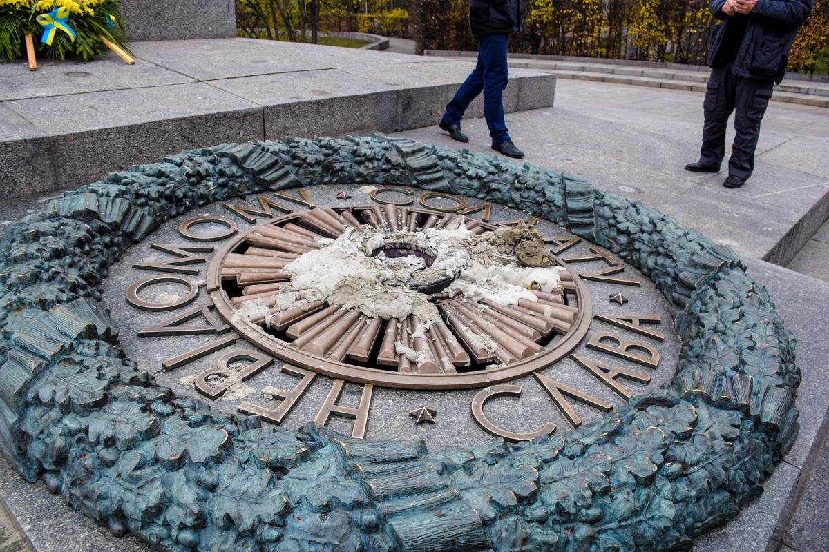 Вечный огонь погасили цементом Вечный огонь погасили цементом