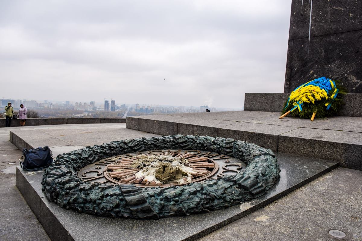 Вандалы принесли не менее восьми ведер цемента Вандалы принесли не менее восьми ведер цемента