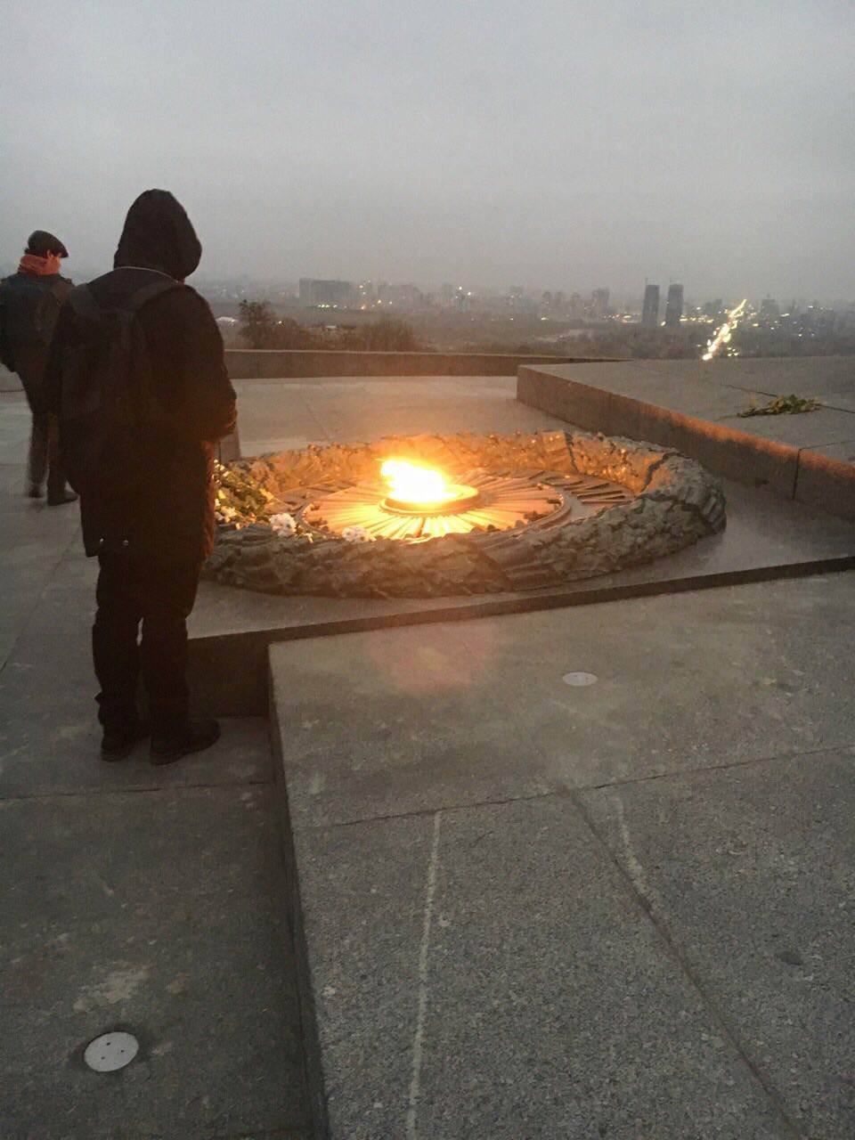 Вечный огонь в Киеве вечером 7 ноября Вечный огонь в Киеве вечером 7 ноября