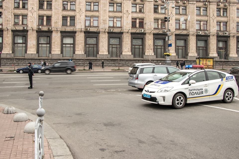 На въезде в Правительственный квартал патрульные проверяют машины На въезде в Правительственный квартал патрульные проверяют машины