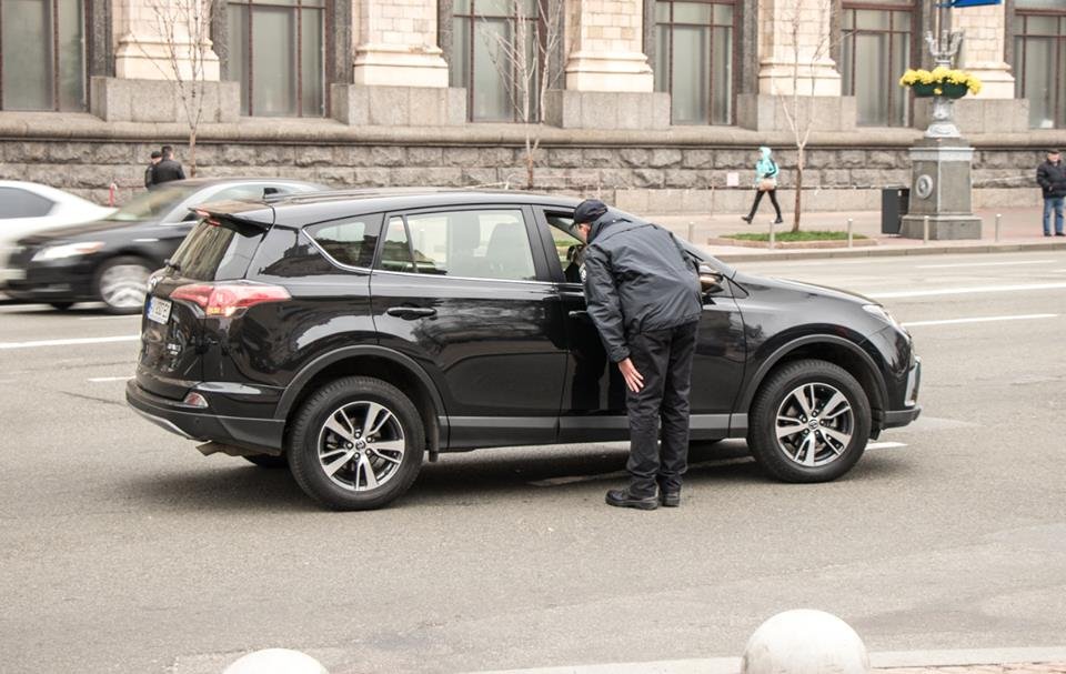 Водителей спрашивают куда они едут и просят открыть багажник Водителей спрашивают куда они едут и просят открыть багажник