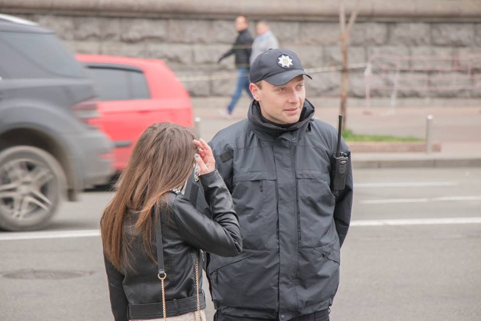 Патрульный объяснил, что такие меры ввели из-за митинга под Верховной Радой Патрульный объяснил, что такие меры ввели из-за митинга под Верховной Радой