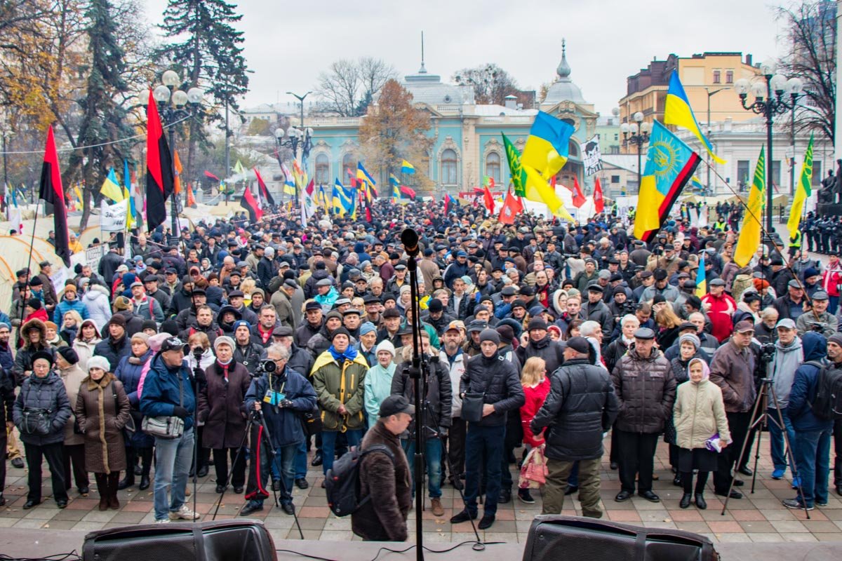 На митинге под Радой собралось около двух тысяч людей