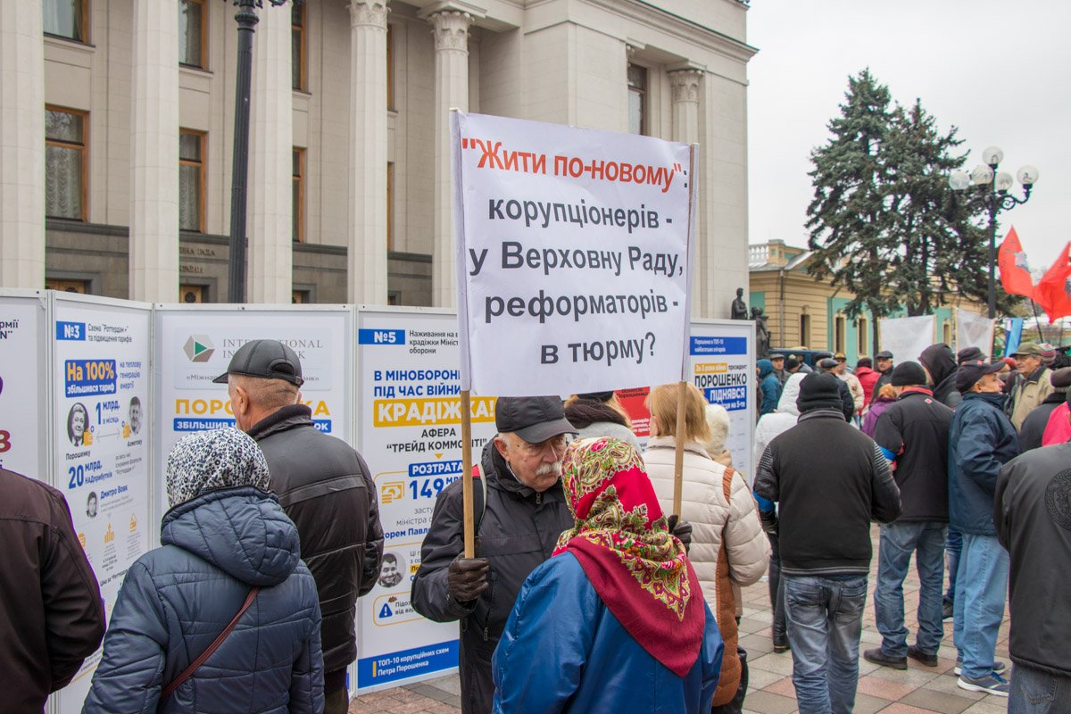 Люди пришли на событие с плакатами 