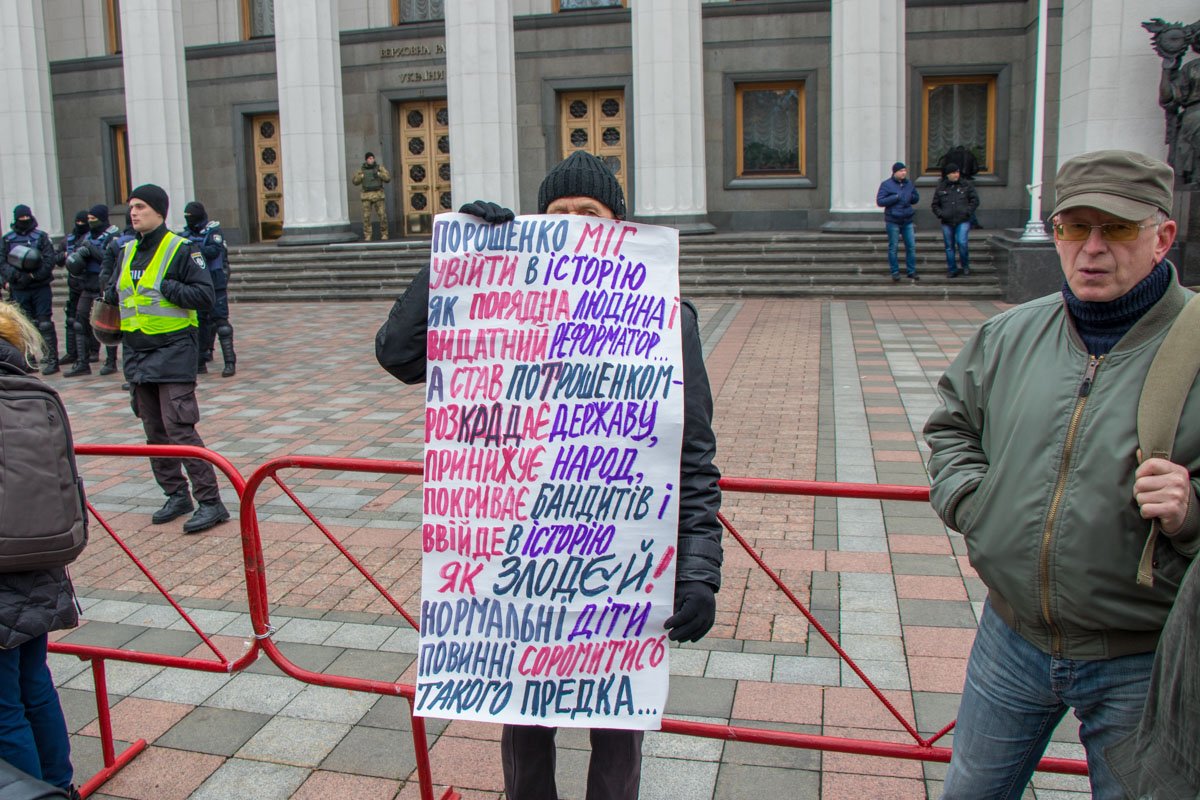 Тексты на плакатах, в основном, осуждают деятельность властей