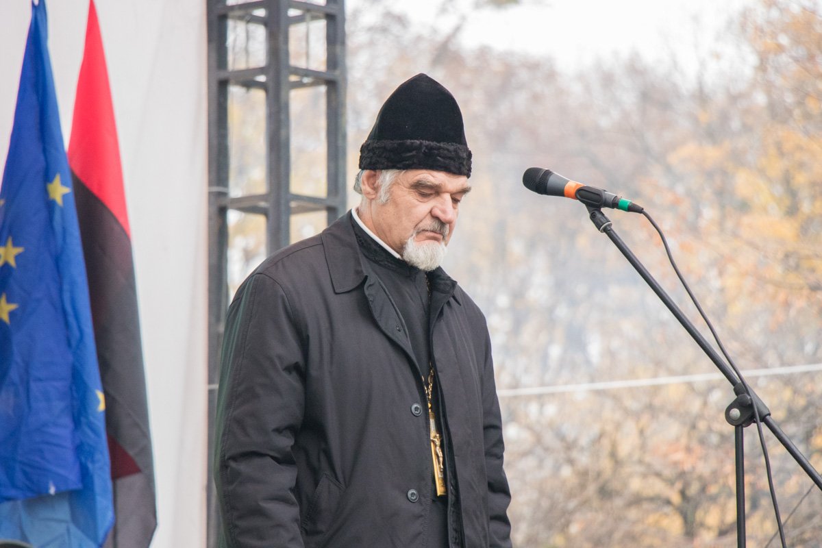 Митинг начали с молитвы 