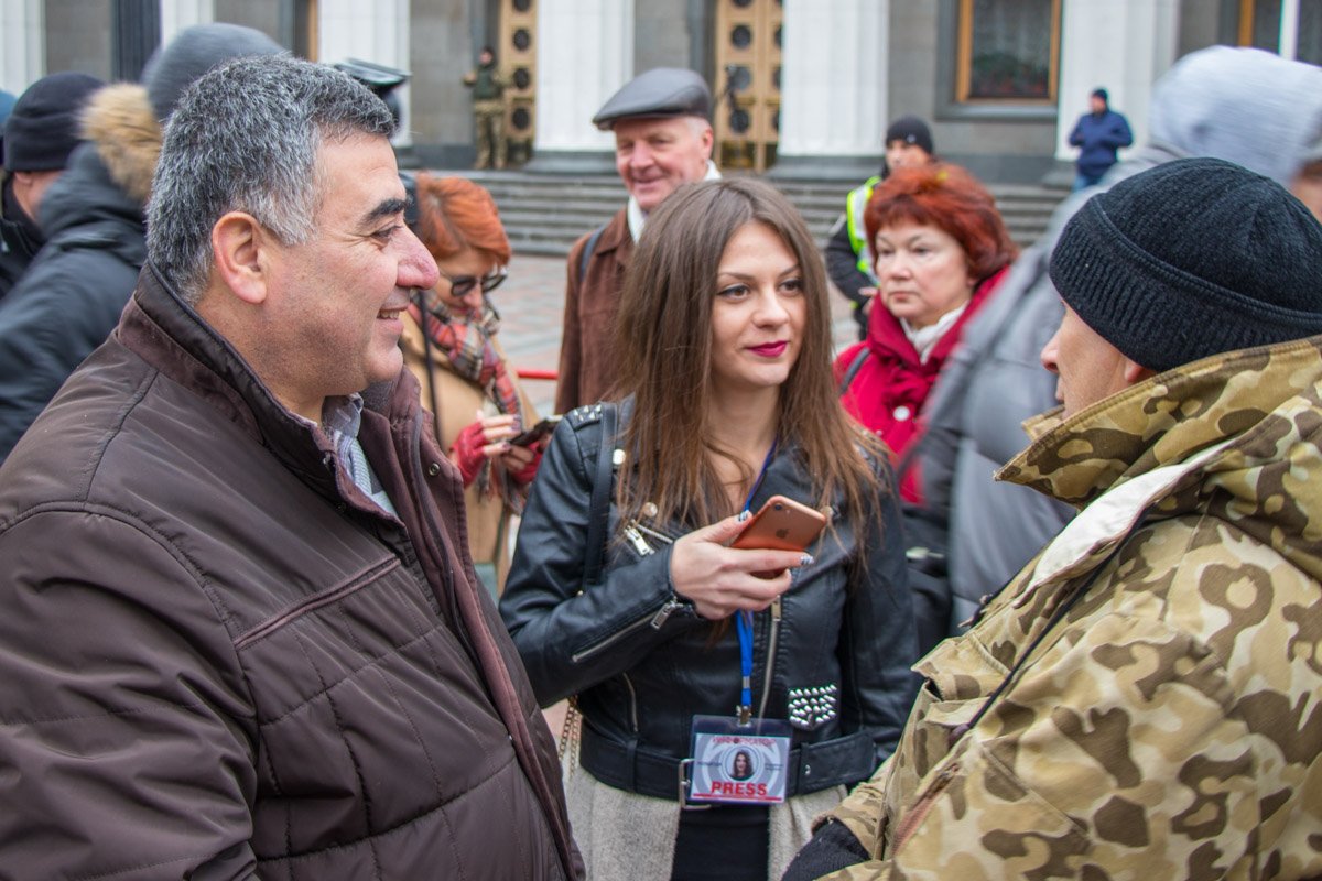 Митингующие рассказали, что хотят узнать результаты сегодняшней работы народных депутатов