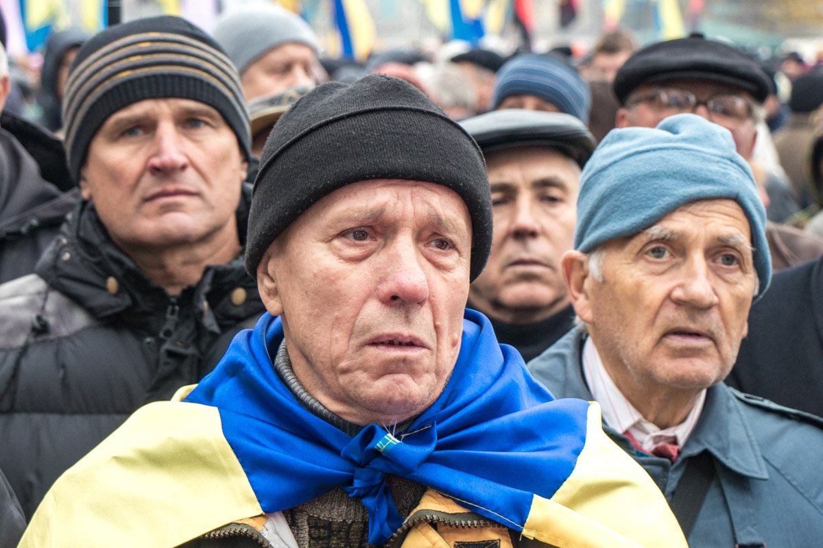 Люди стояли на митинге с флагами Украины и правого сектора