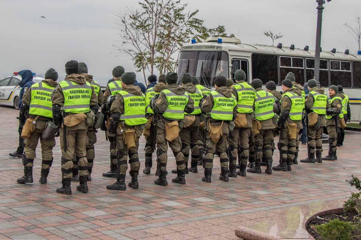 Также порядок возле Верховной Рады охраняют бойцы Нацгвардии Украины