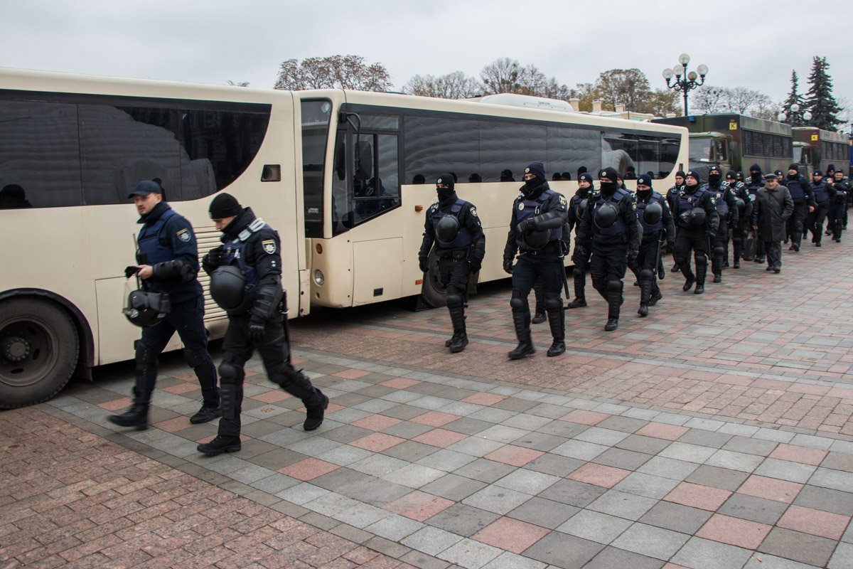 Полицейские периодически меняют друг друга 